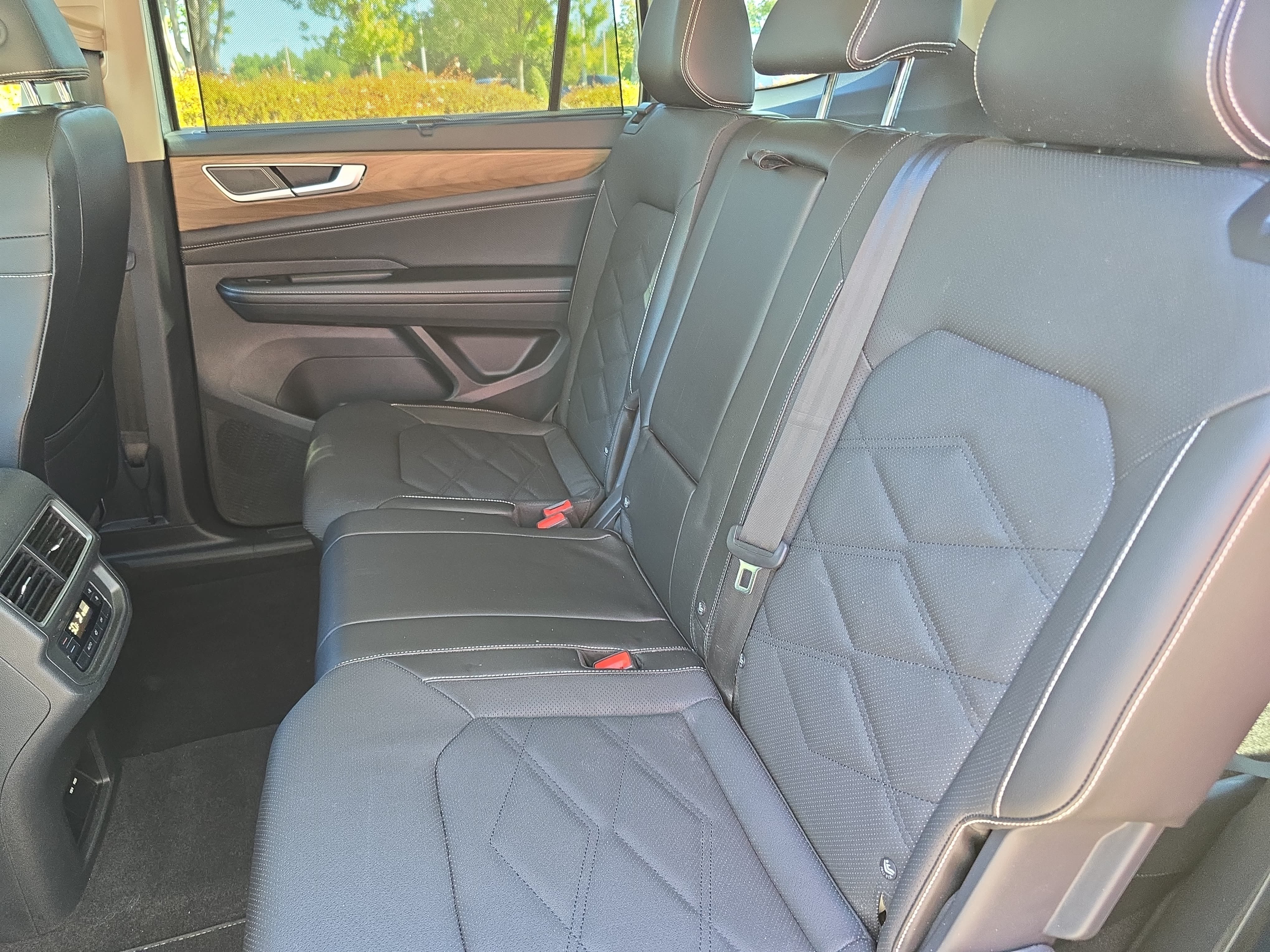 Used 2024 Volkswagen Atlas SE AWD/4WD image 15
