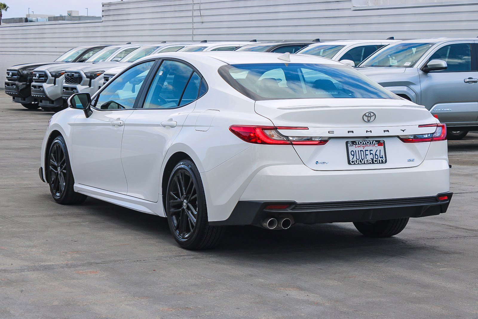 Used 2025 Toyota Camry SE image 7