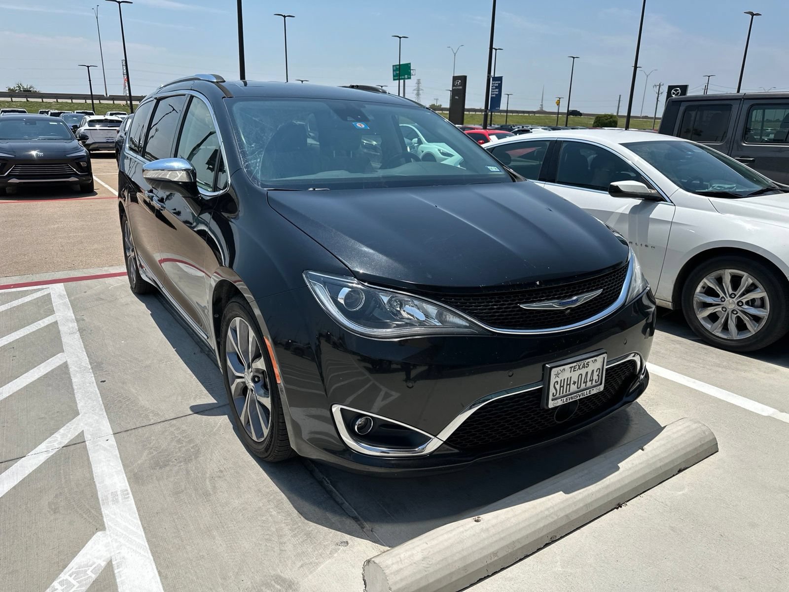 Used 2019 Chrysler Pacifica Limited w/ Advanced Safetytec Group FWD image 4