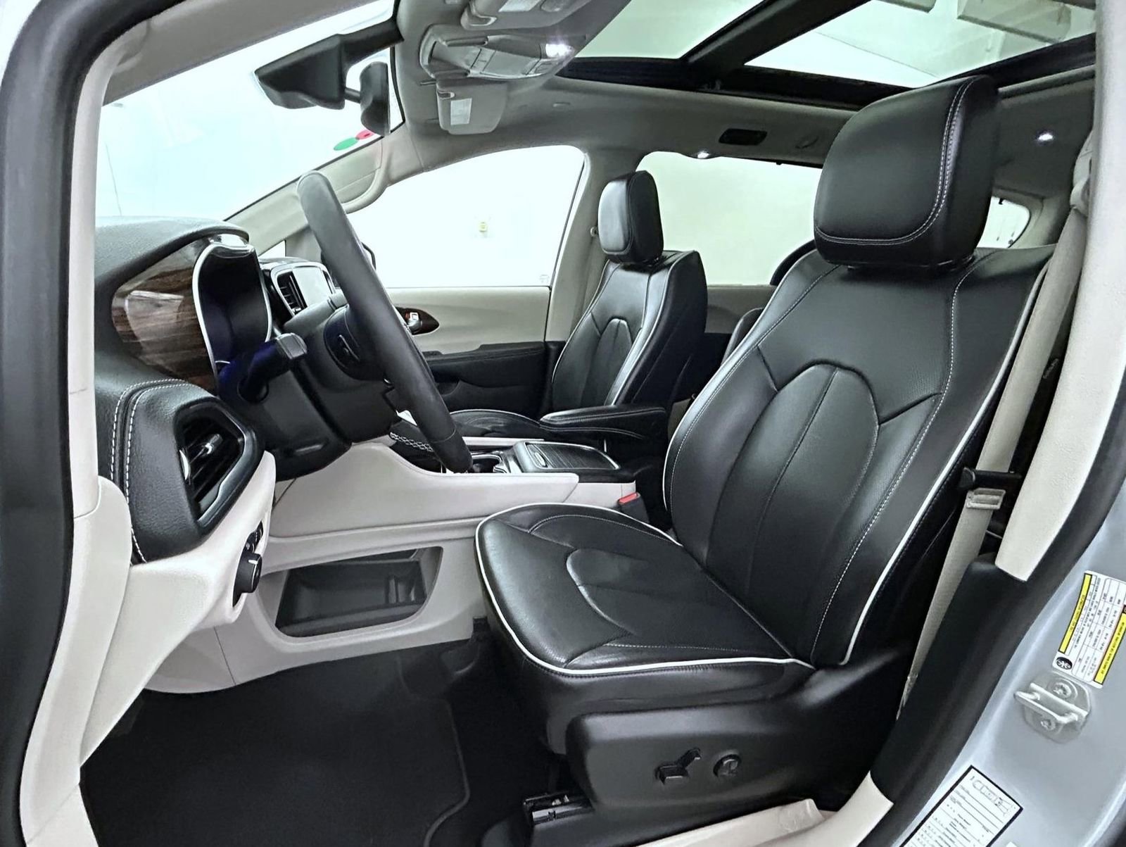 Used 2024 Chrysler Pacifica Limited image 10