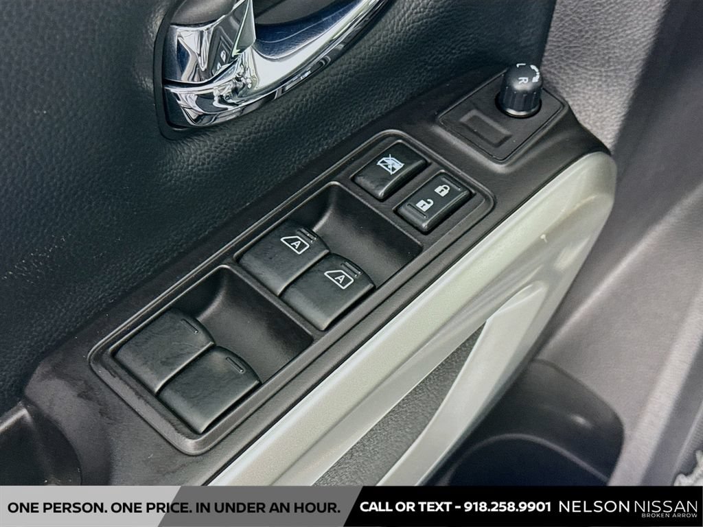 Used 2020 Nissan Titan SL w/ Moonroof Package AWD/4WD image 18