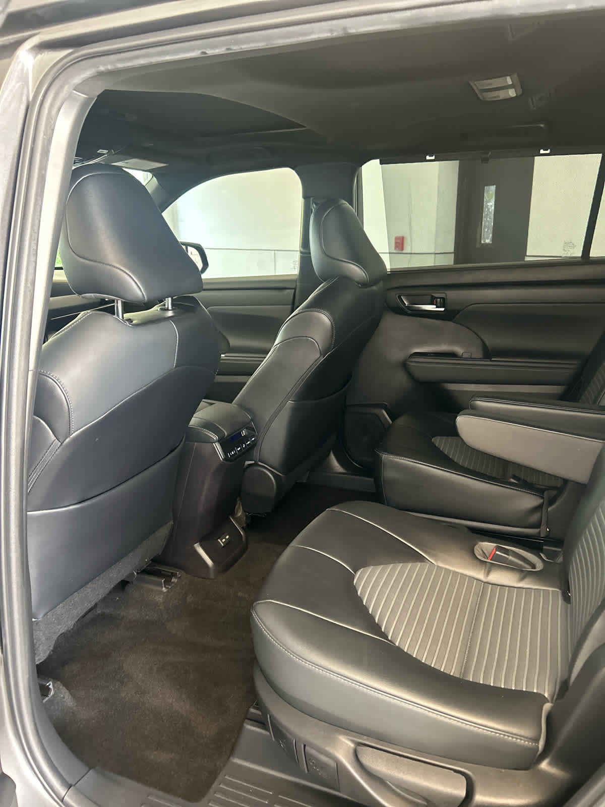 Used 2023 Toyota Highlander XSE AWD/4WD image 13