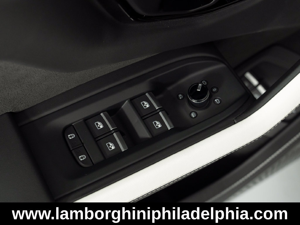 Used 2025 Lamborghini Urus SE AWD/4WD image 14