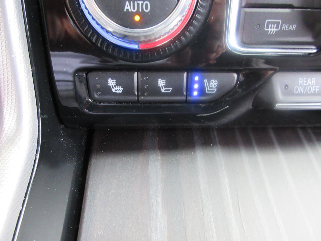 Used 2024 GMC Yukon Denali w/ Advanced Technology Package image 9