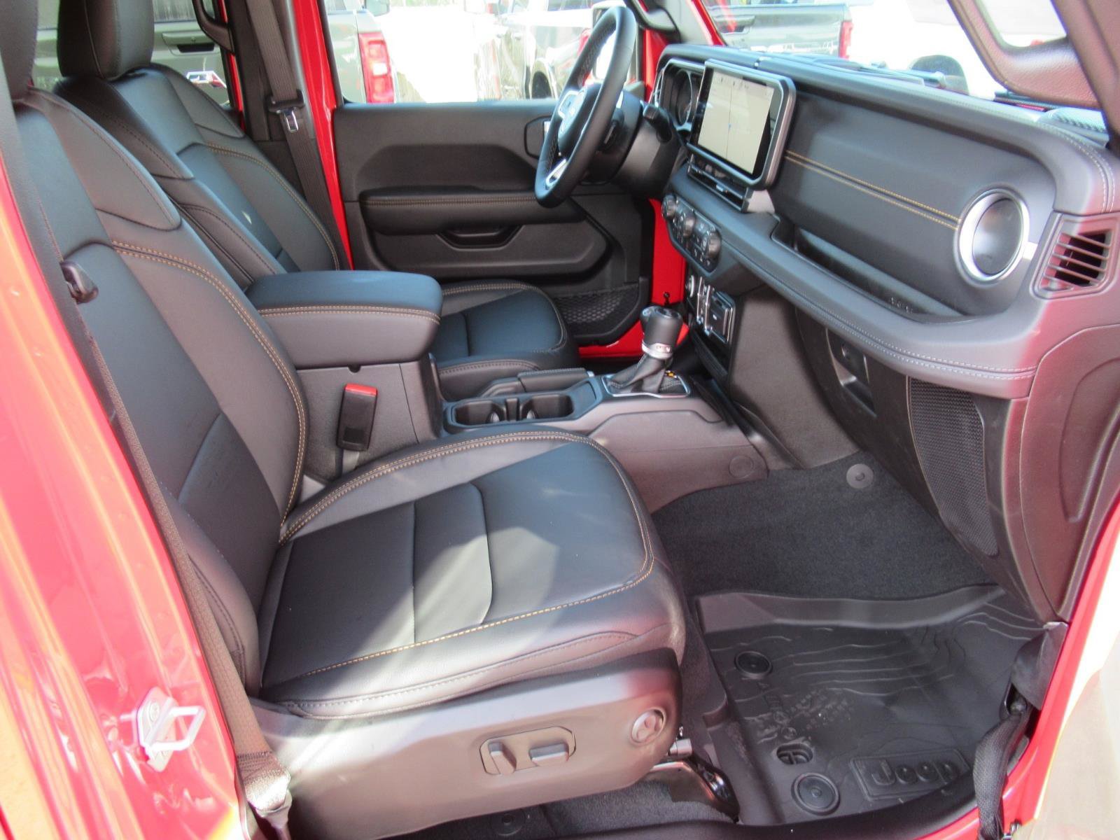 New 2026 Jeep Wrangler Unlimited Sahara w/ Whitecap Package AWD/4WD image 10