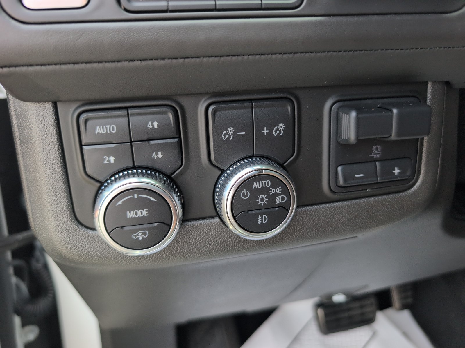 Used 2023 GMC Yukon Denali Ultimate AWD/4WD image 27