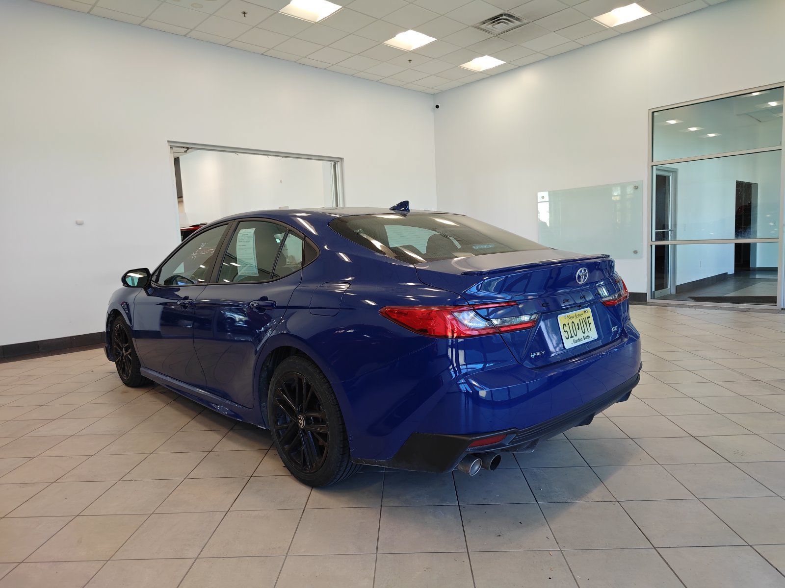 Used 2025 Toyota Camry SE FWD image 5