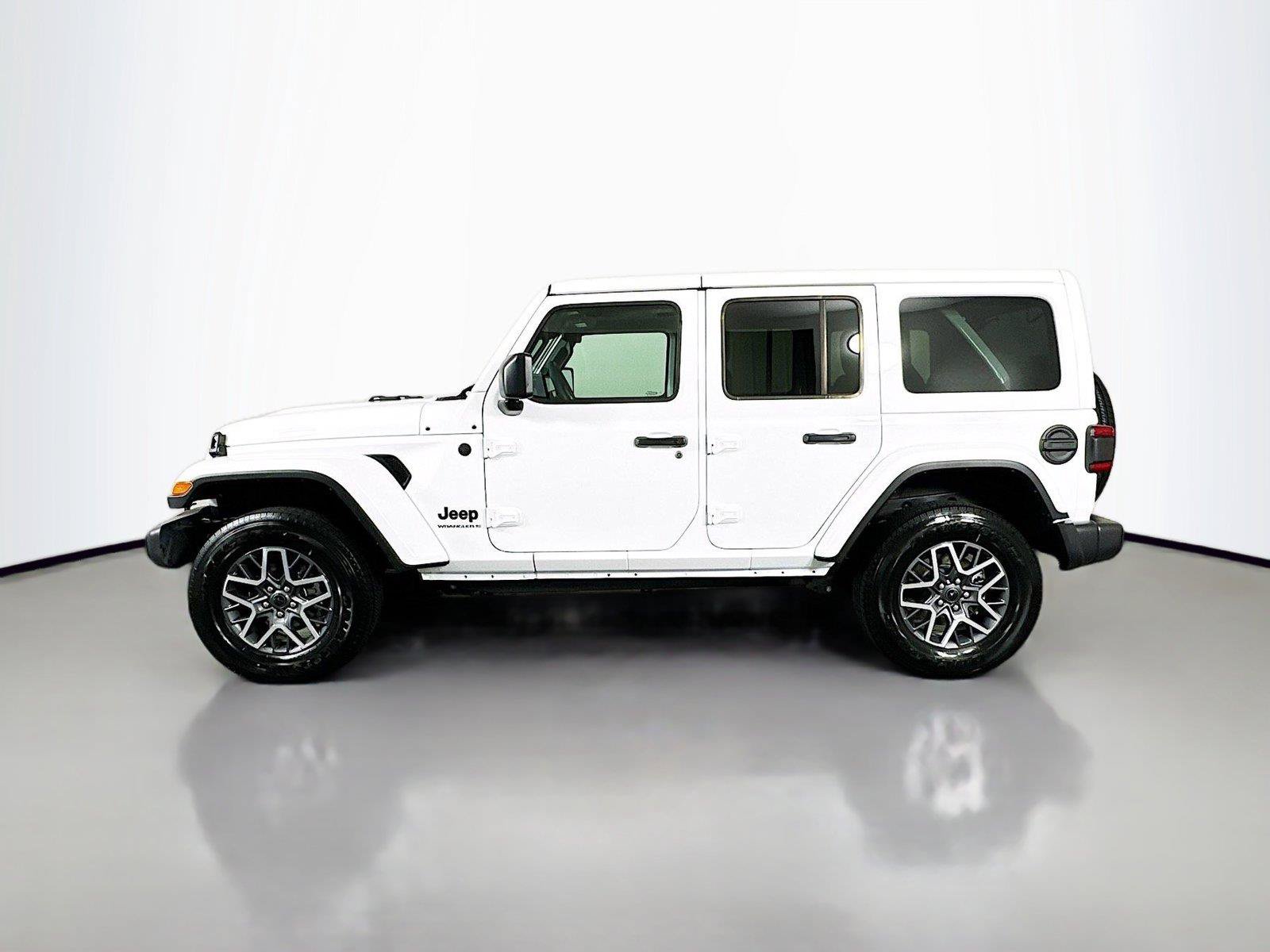 Used 2026 Jeep Wrangler Unlimited Sahara AWD/4WD image 8