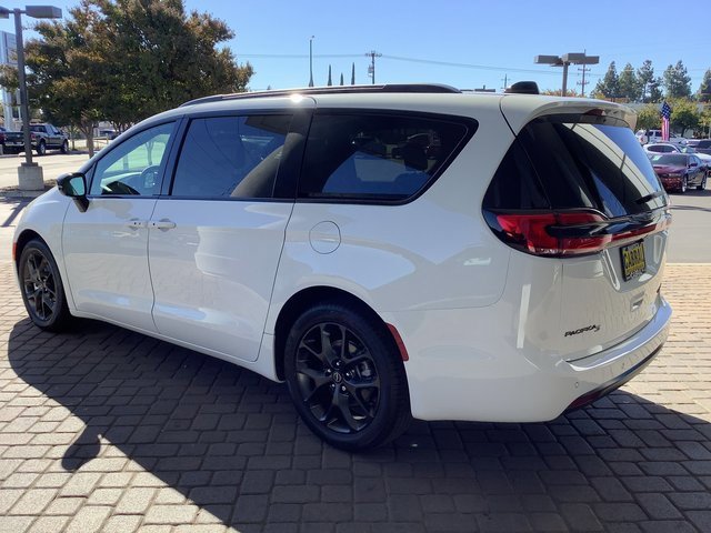 New 2026 Chrysler Pacifica Limited image 23