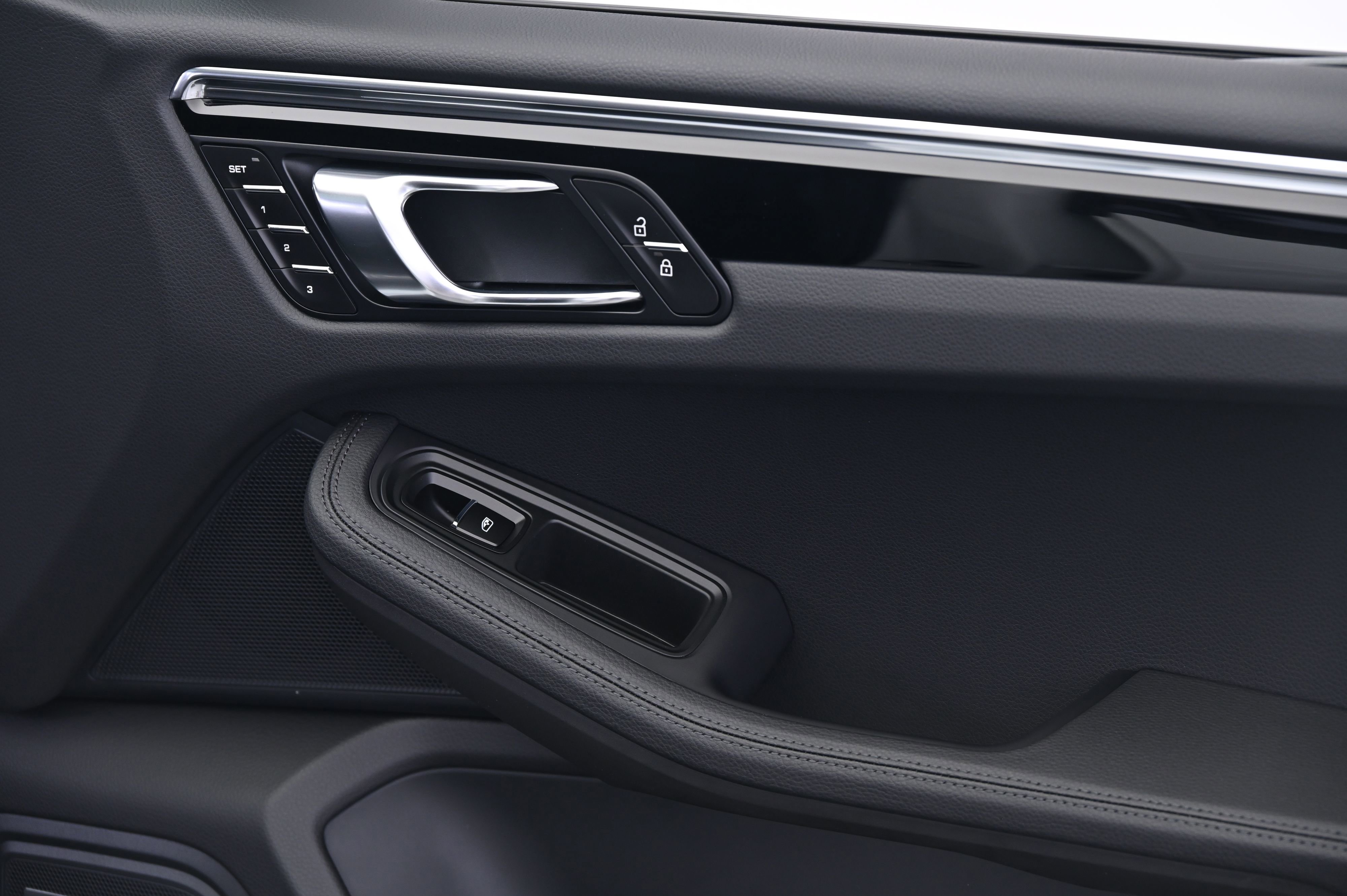 Certified 2025 Porsche Macan image 26