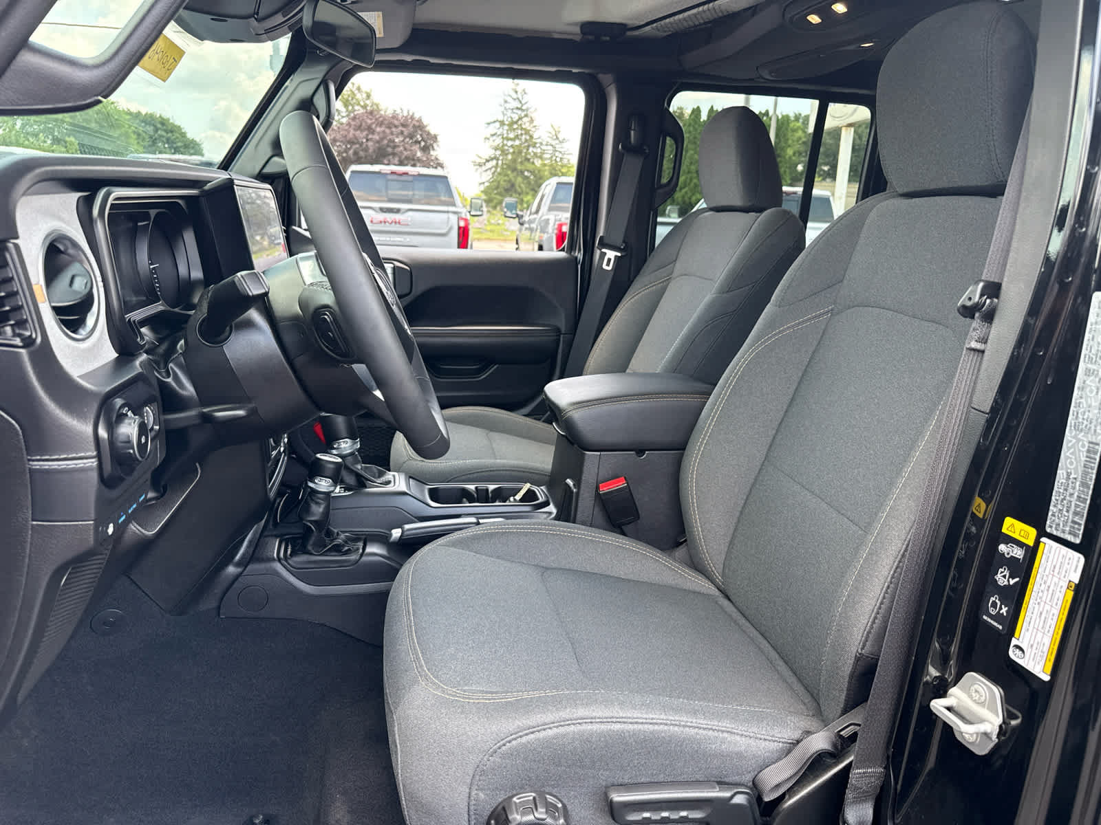 Used 2025 Jeep Wrangler Unlimited Sahara AWD/4WD image 12