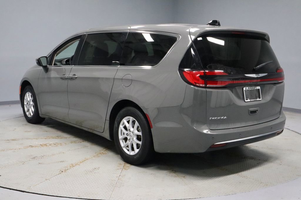 Used 2023 Chrysler Pacifica Touring-L FWD image 8