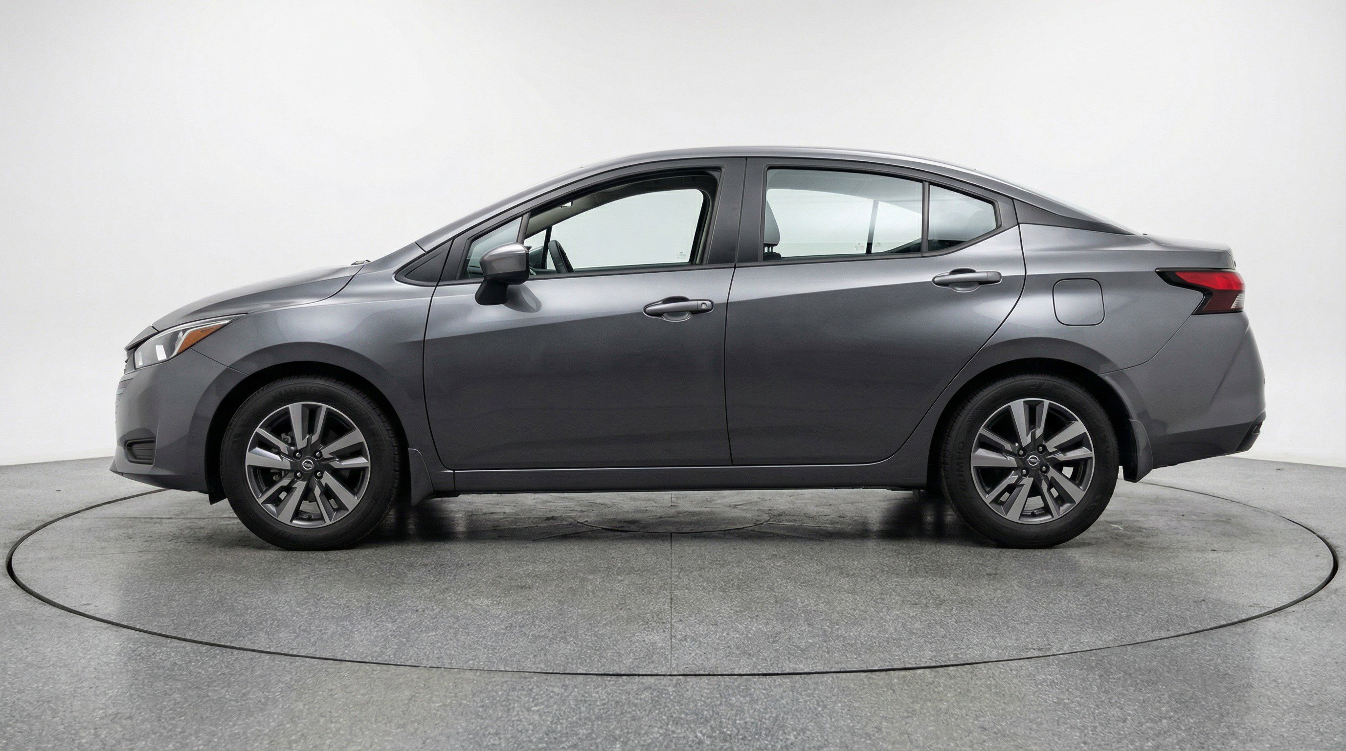 Used 2025 Nissan Versa SV image 5
