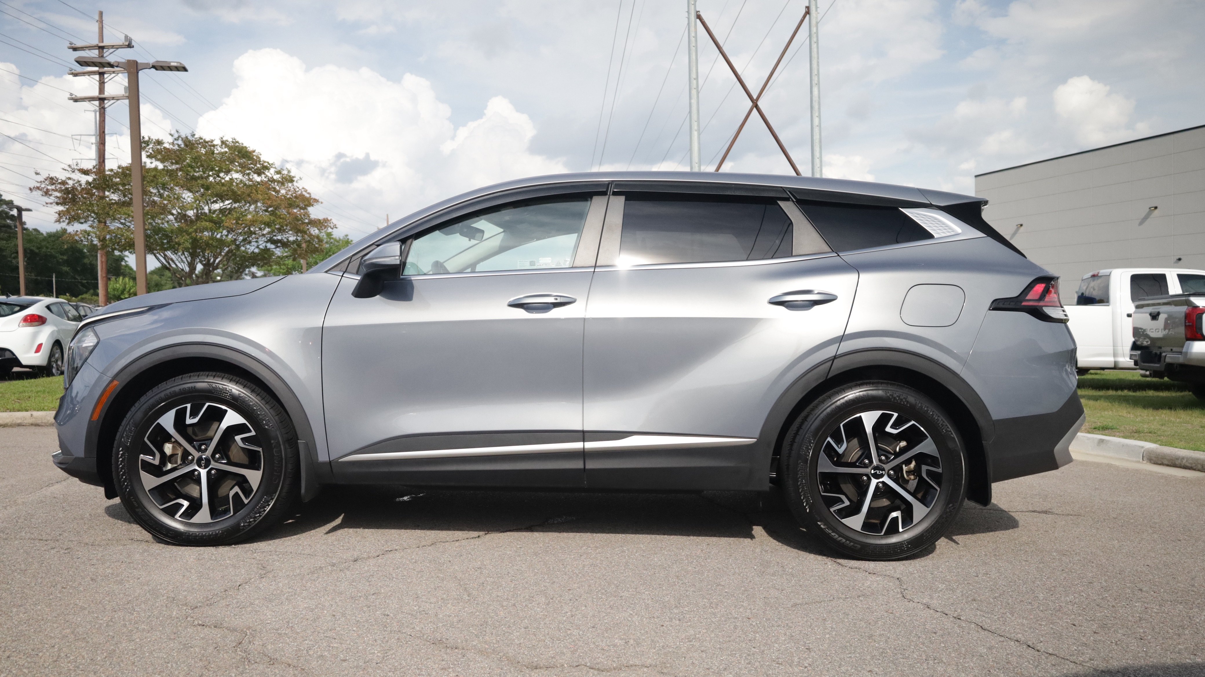 Used 2023 Kia Sportage EX FWD image 2