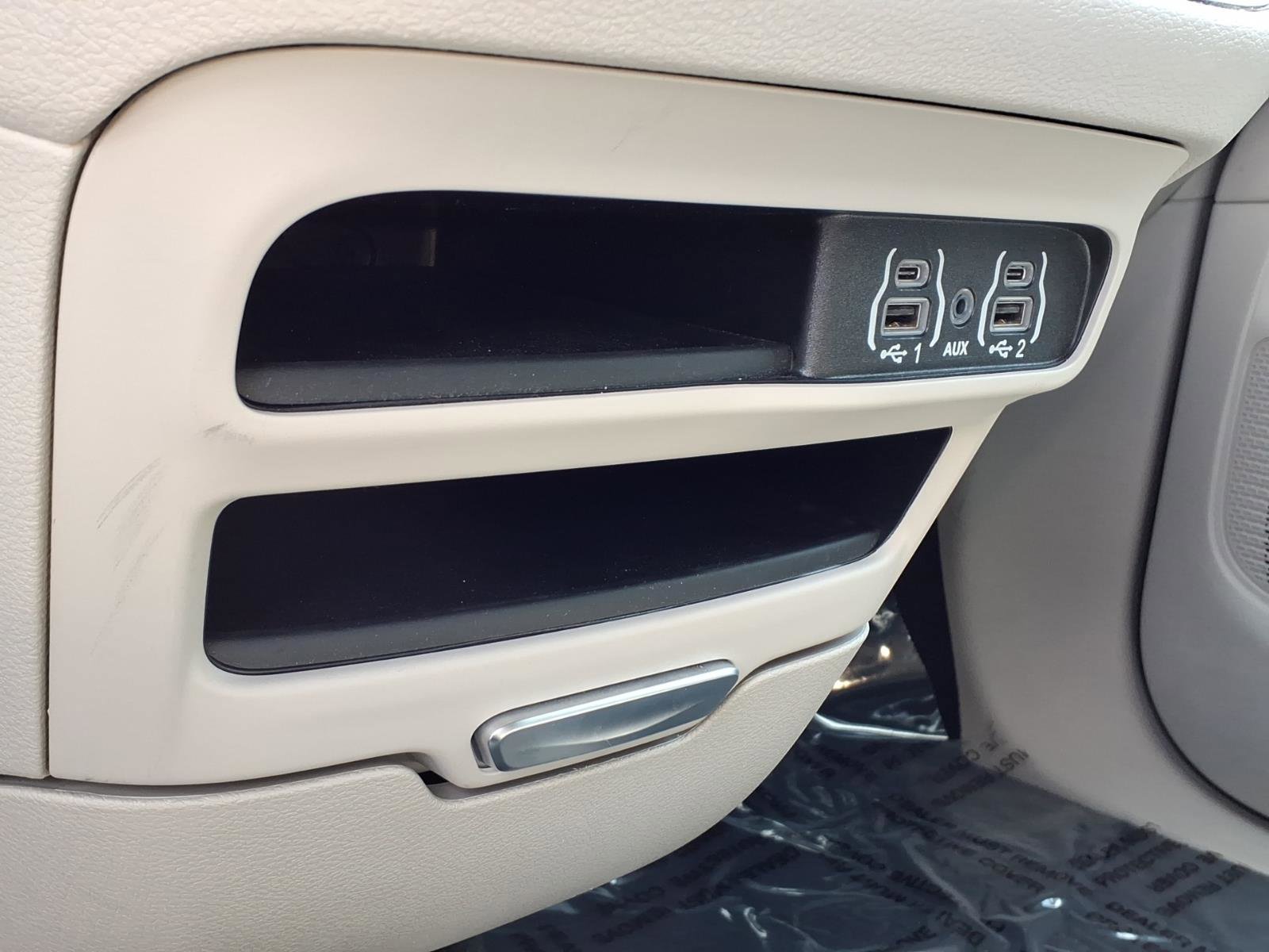 Used 2024 Chrysler Pacifica Touring-L image 16