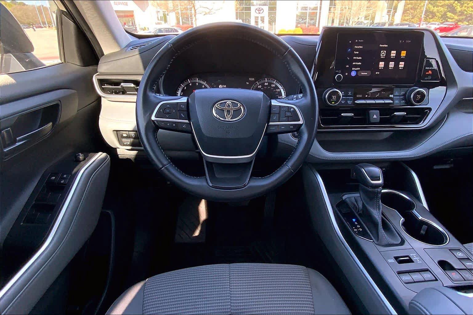 Used 2023 Toyota Highlander LE AWD/4WD image 11
