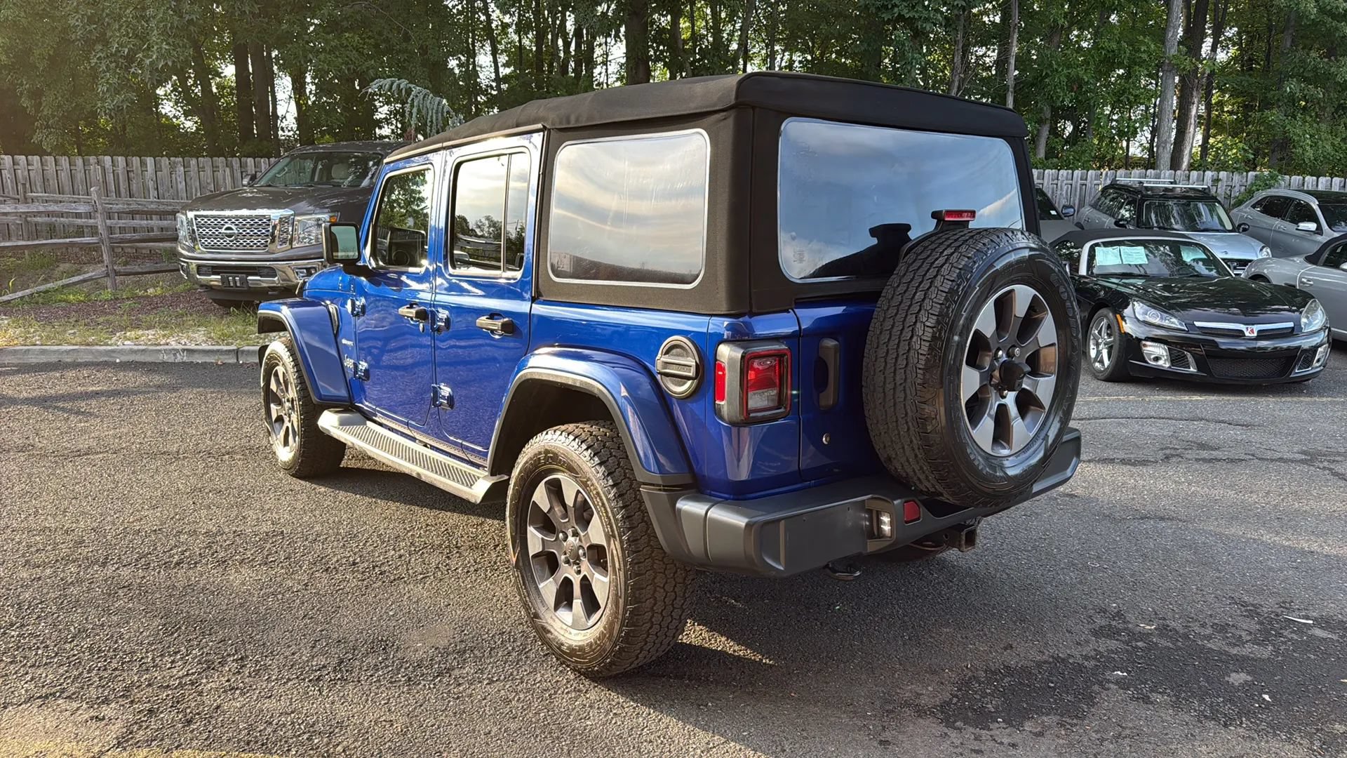 Used 2018 Jeep Wrangler Unlimited Sahara AWD/4WD image 7