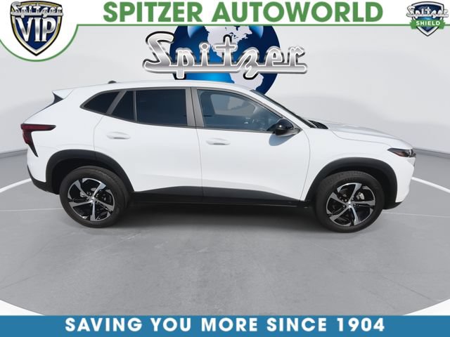 Used 2024 Chevrolet Trax RS w/ Sunroof Package FWD image 9