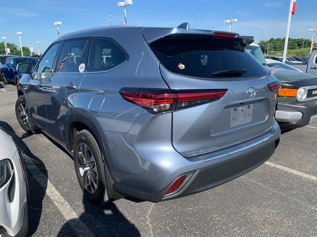 Used 2022 Toyota Highlander XLE AWD/4WD image 2
