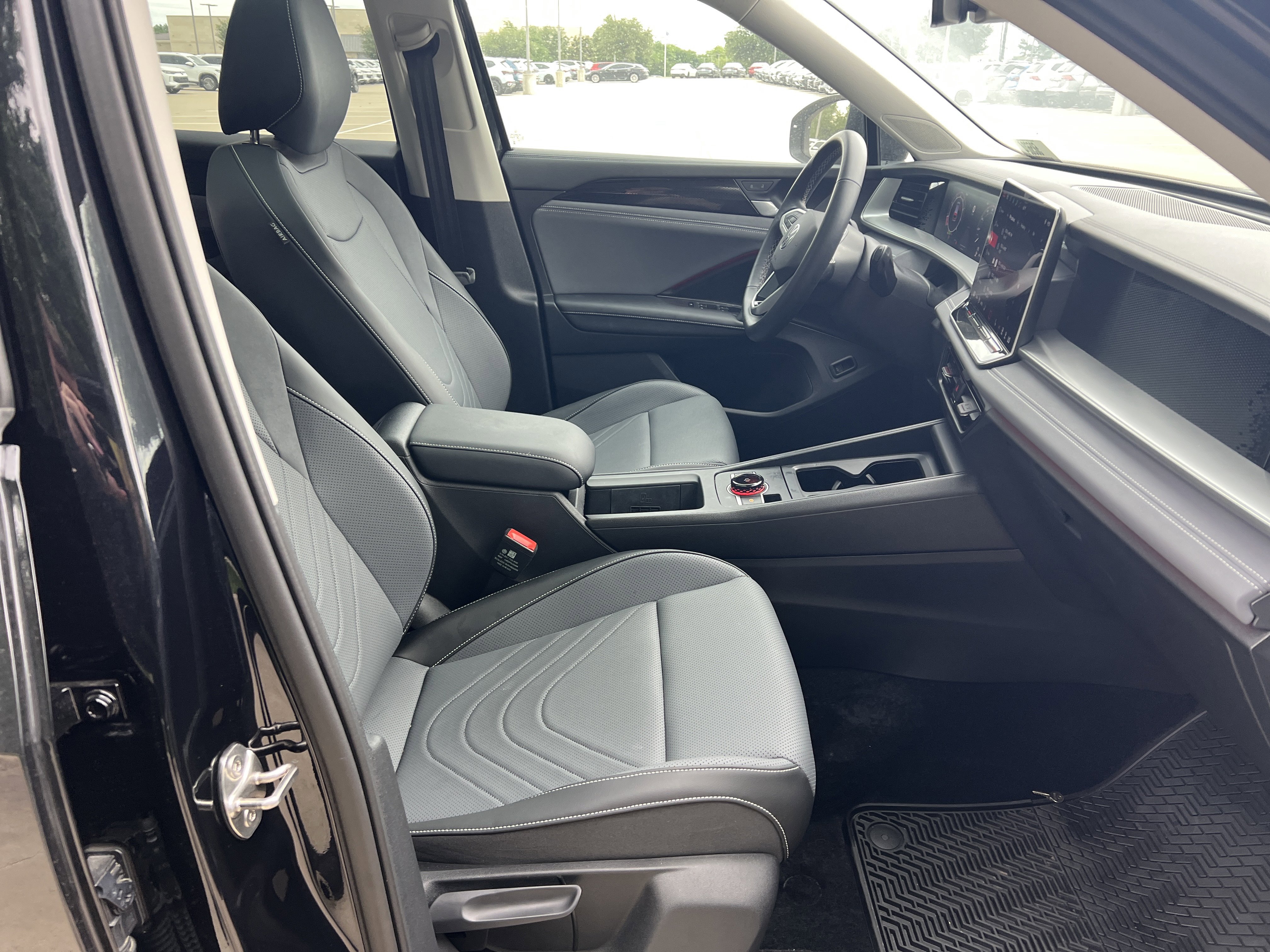 Certified 2025 Volkswagen Tiguan SE w/ Panoramic Sunroof Package AWD/4WD image 29