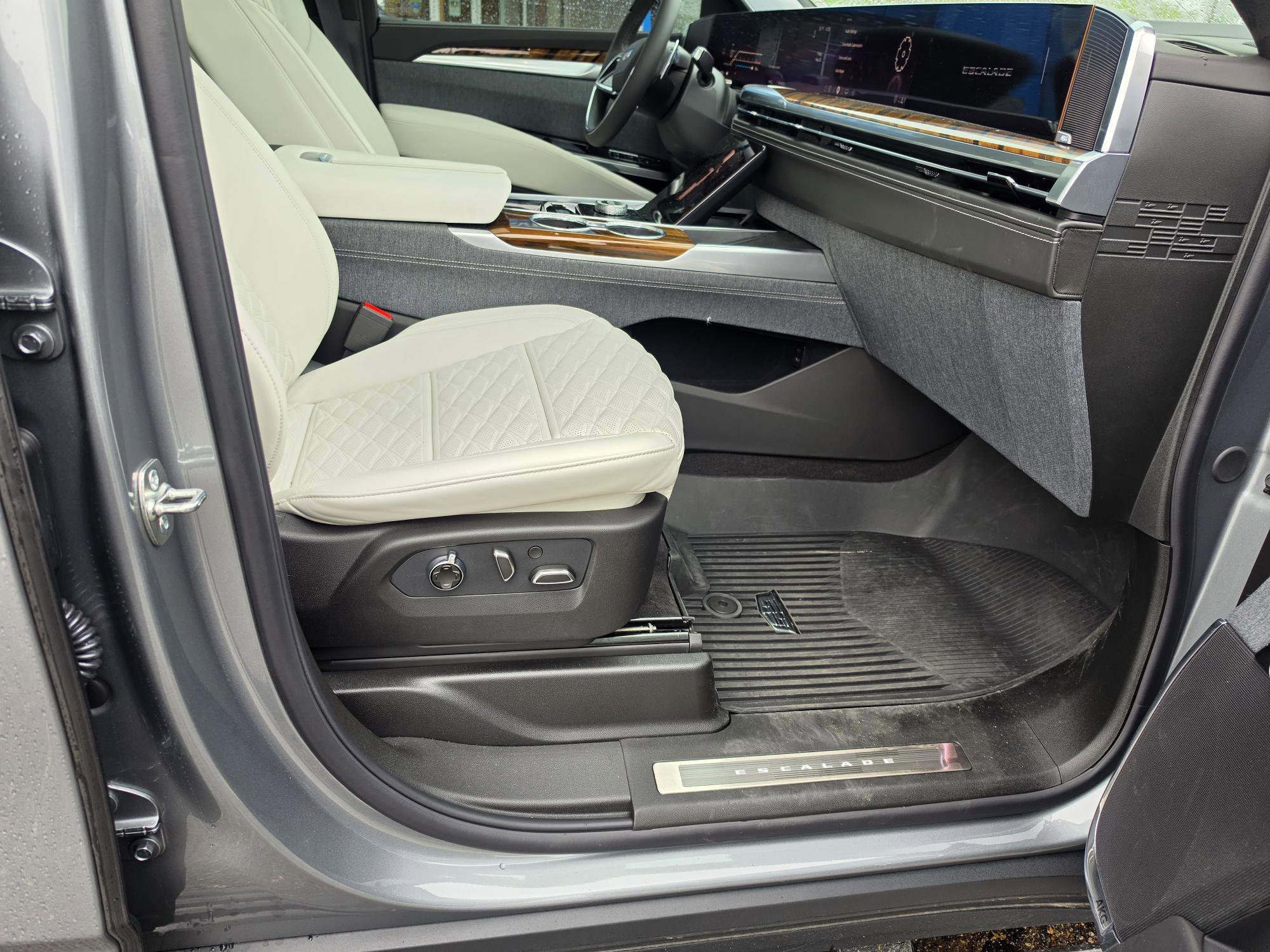 Used 2026 Cadillac Escalade Platinum Sport w/ LPO, ONYX Package AWD/4WD image 15