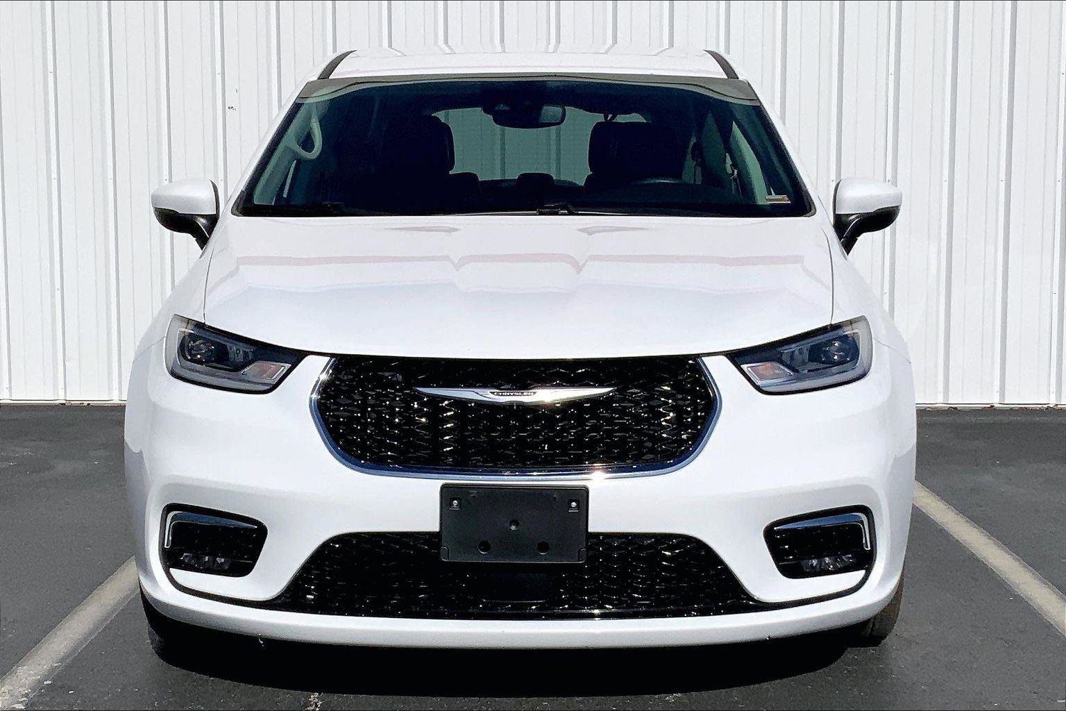 Used 2023 Chrysler Pacifica Touring-L image 3