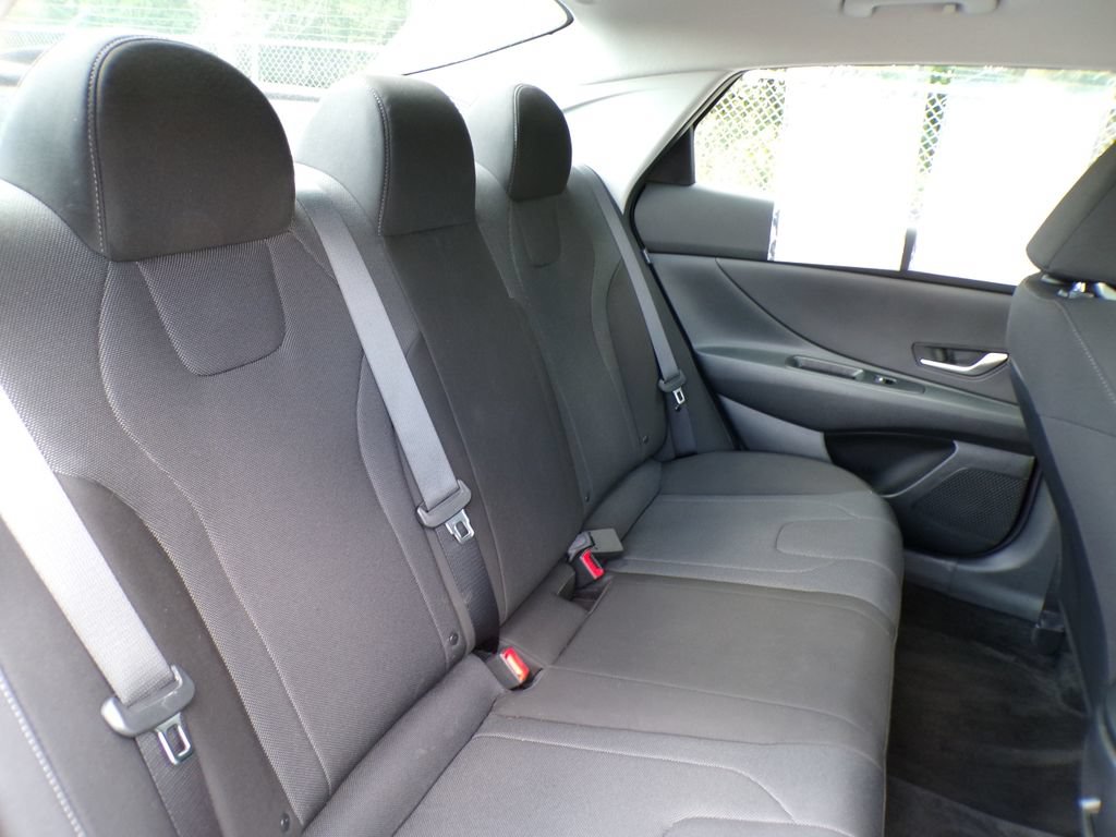 Certified 2025 Hyundai Elantra SE FWD image 18