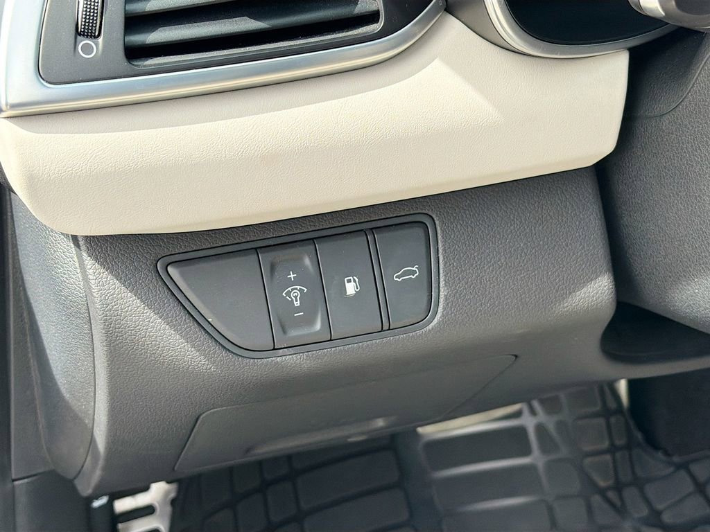 Used 2023 Genesis G70 2.0T w/ Sport Prestige Package image 10