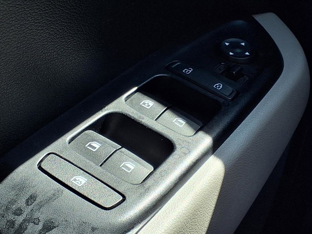 Used 2025 Hyundai Venue SEL image 11