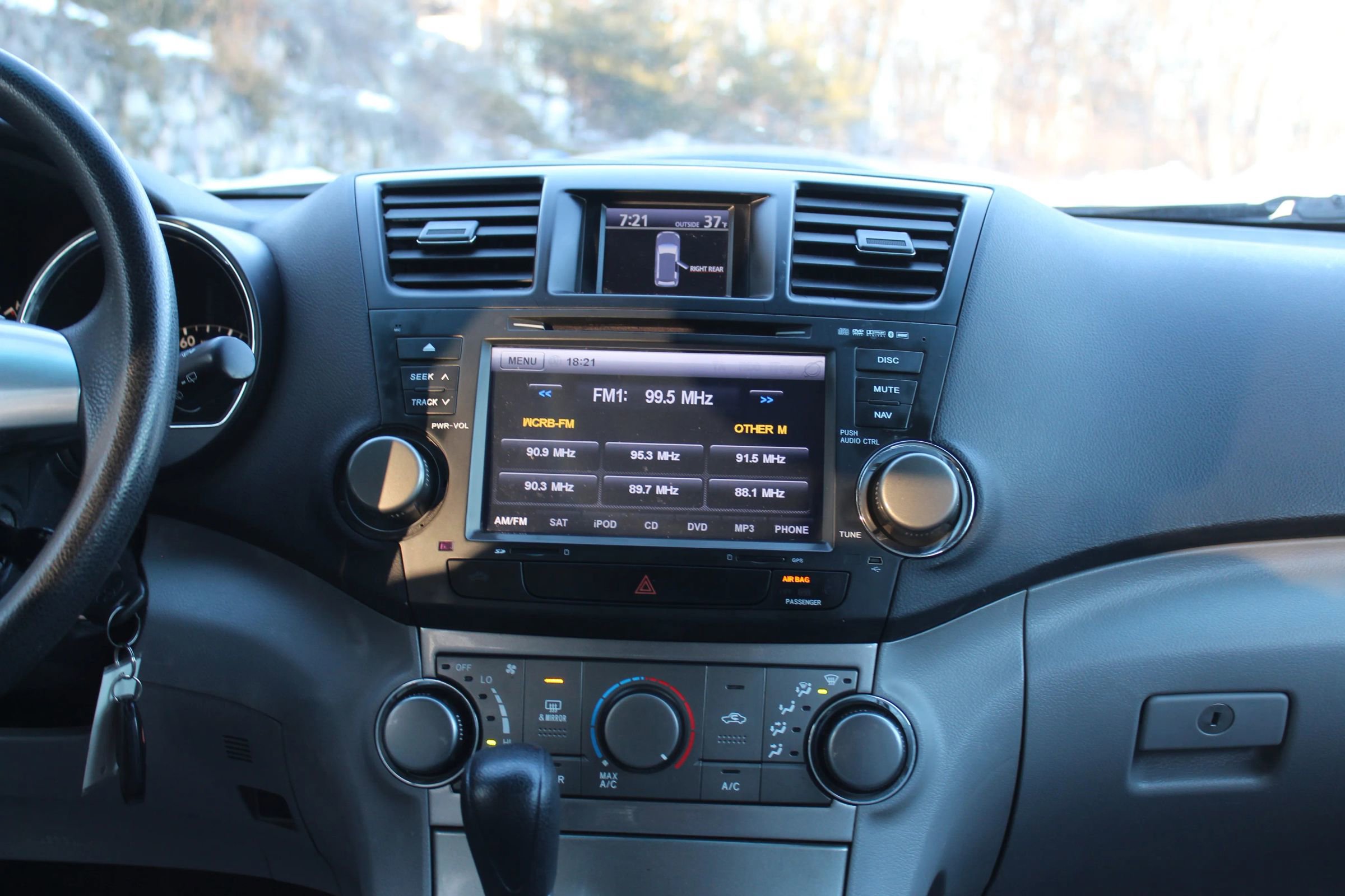 Used 2011 Toyota Highlander Hybrid w/ Cold Weather Pkg image 22