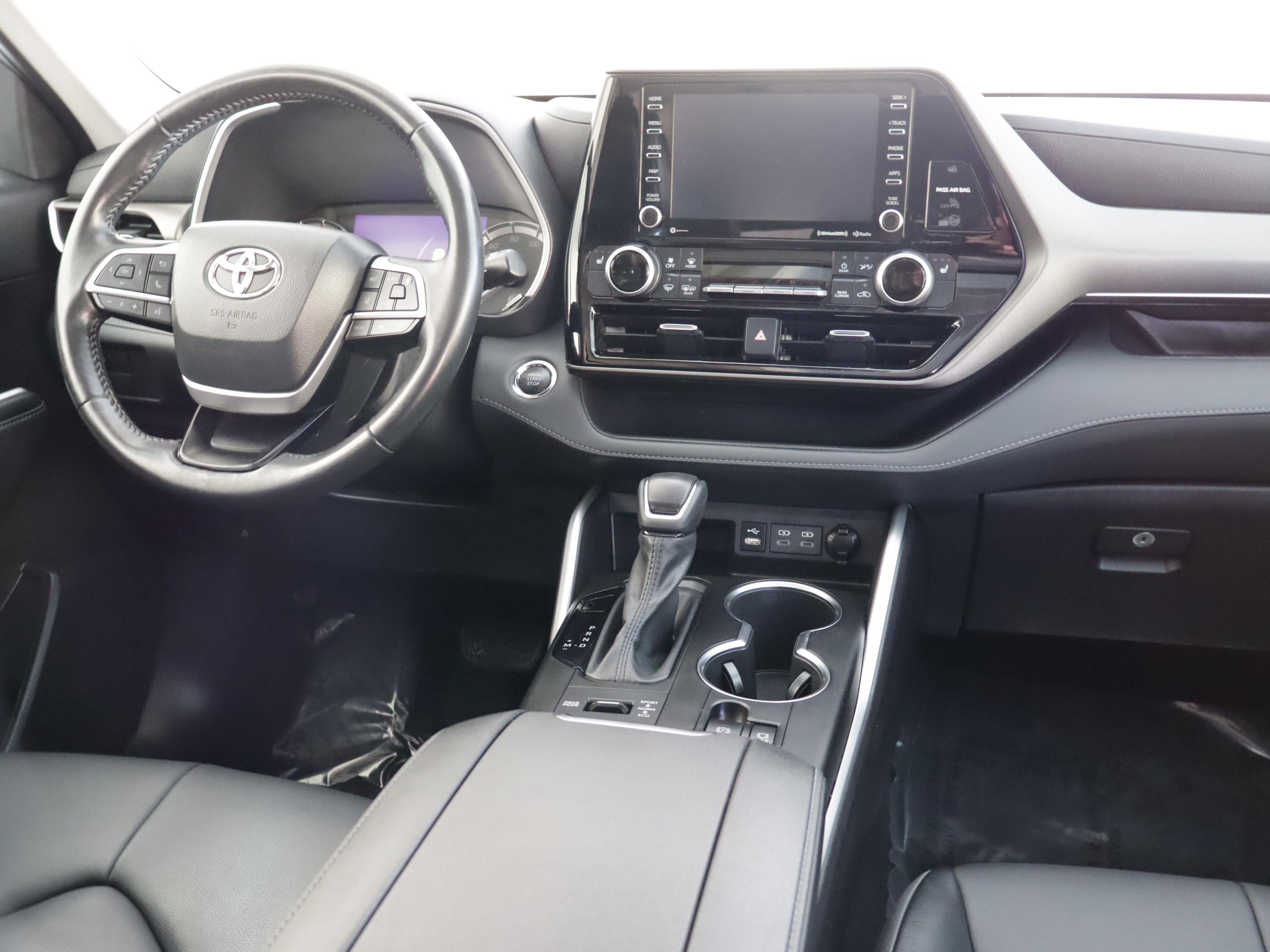 Used 2022 Toyota Highlander XLE image 2