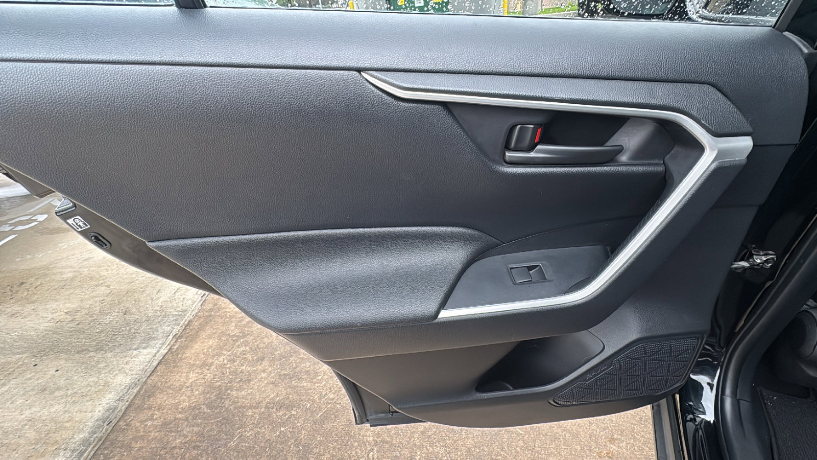 Used 2019 Toyota RAV4 LE FWD image 15