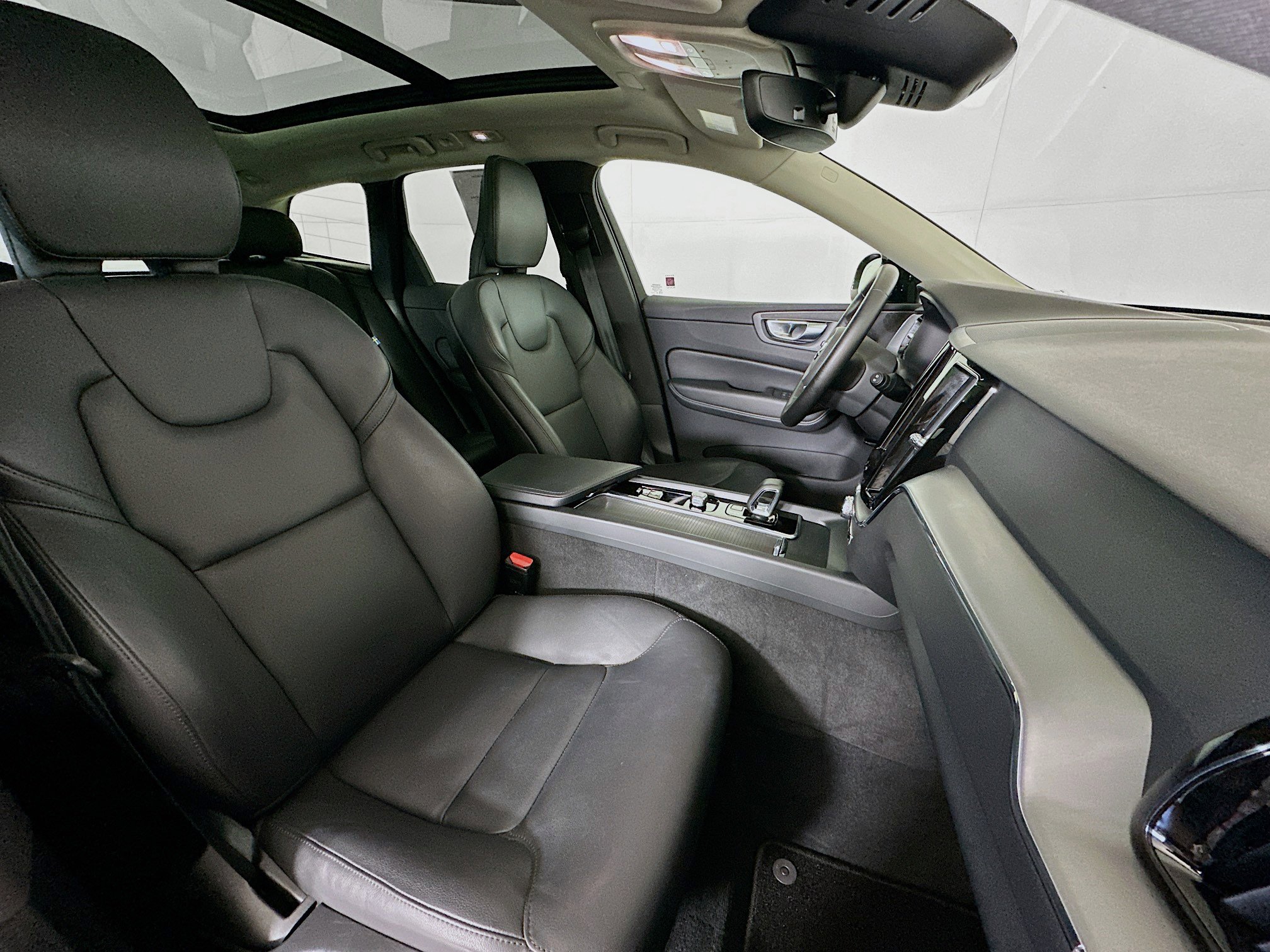 Used 2025 Volvo XC60 B5 Core image 33