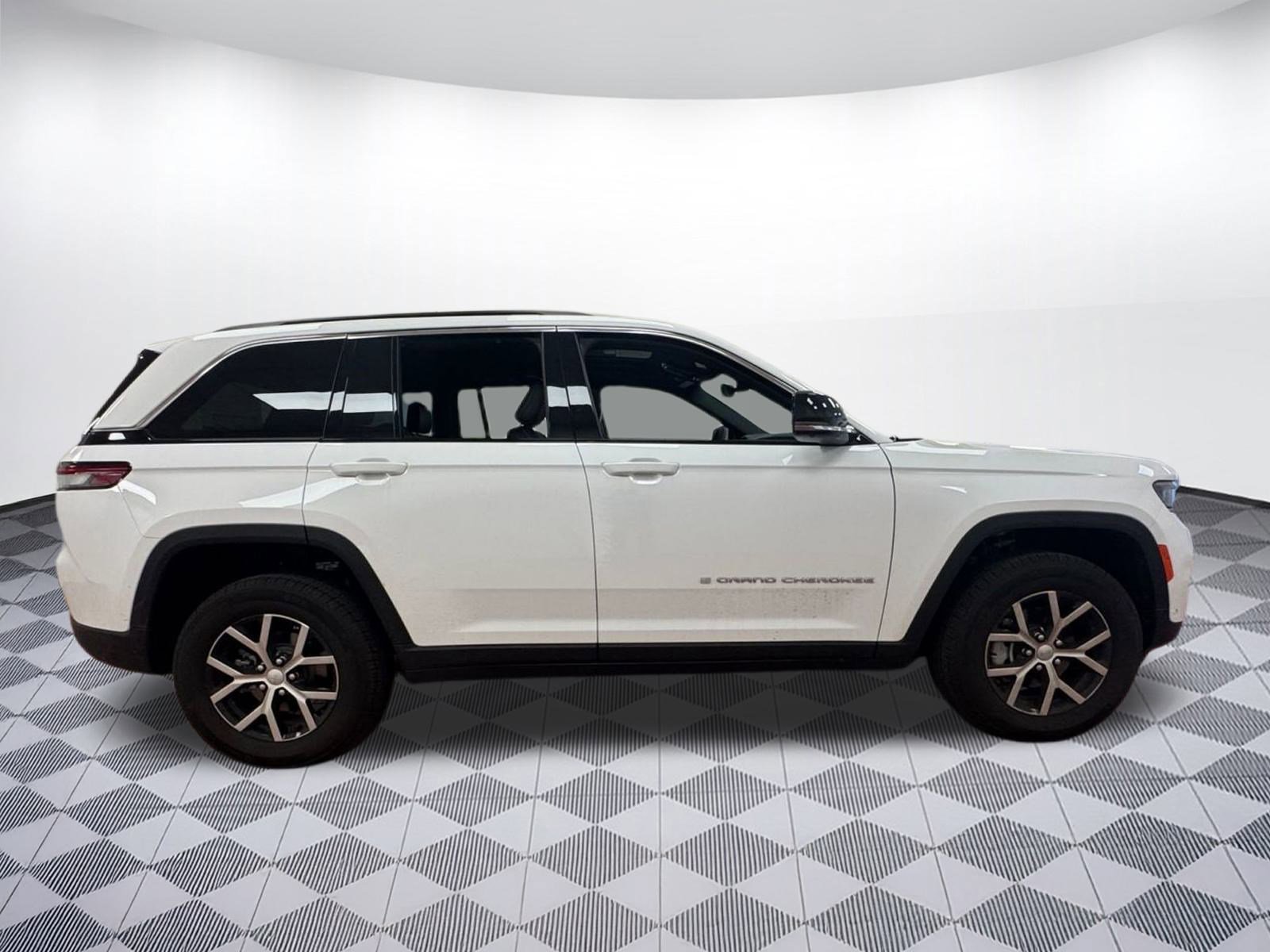Used 2025 Jeep Grand Cherokee Limited w/ Luxury Tech Group II image 7