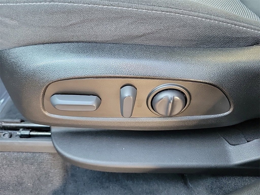 Used 2023 Chevrolet Traverse LT image 17