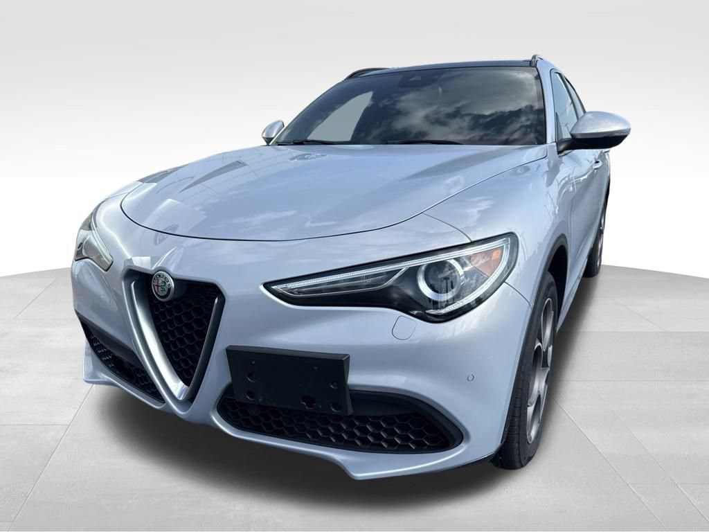 Used 2022 Alfa Romeo Stelvio Ti w/ Active Assist Plus Package AWD/4WD image 2