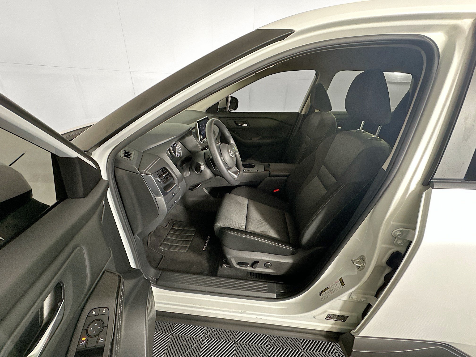 Used 2024 Nissan Rogue SV FWD image 13