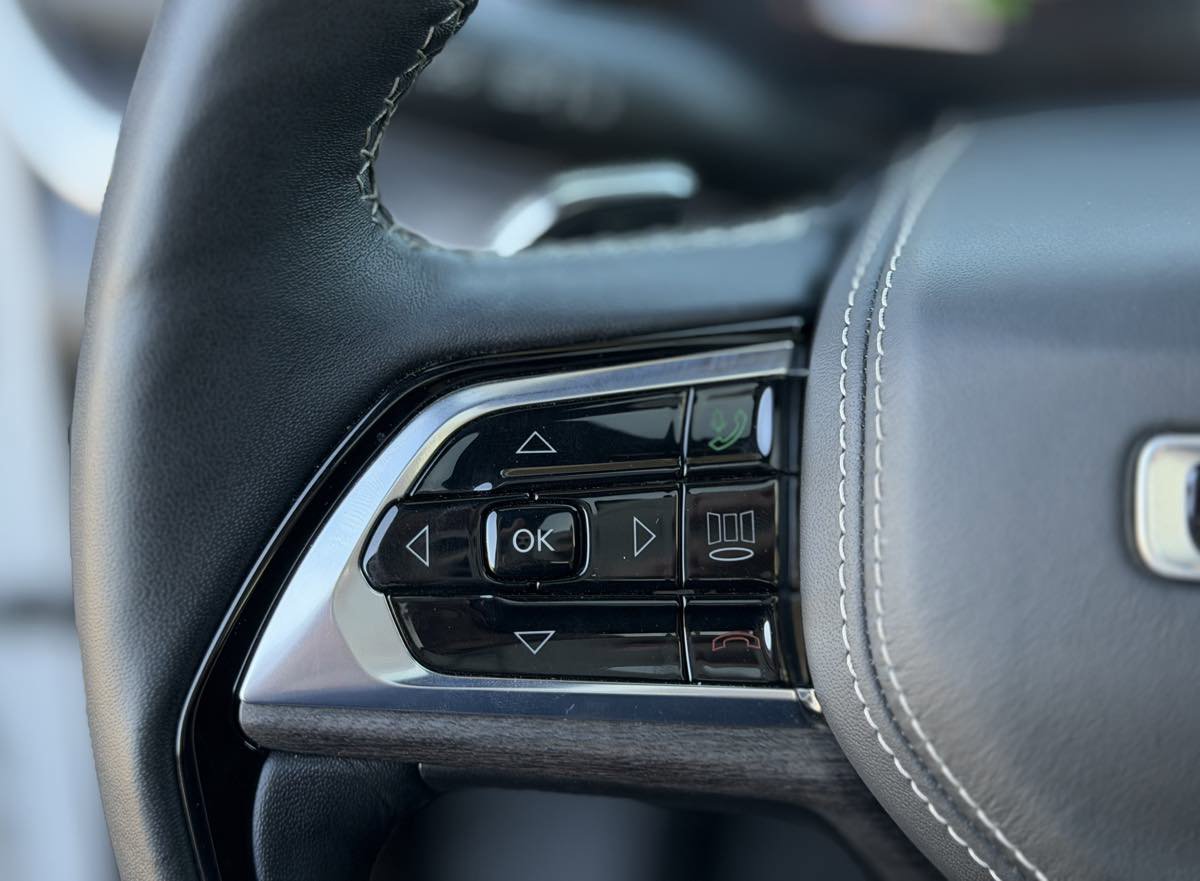 Used 2023 Jeep Grand Cherokee Overland w/ Advanced Protech Group III image 37