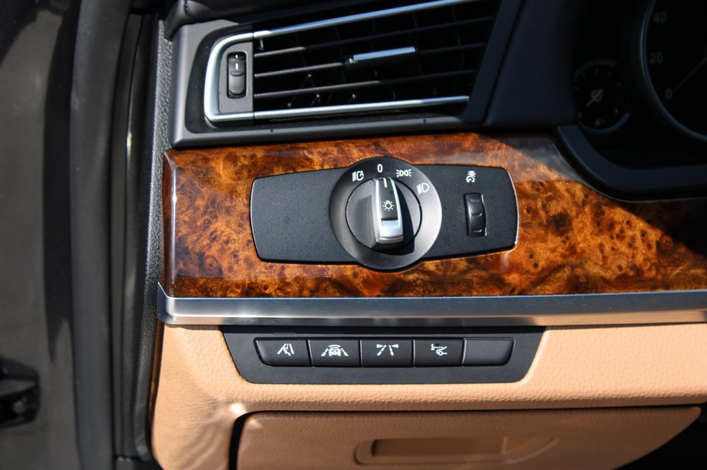 Used 2015 BMW 750Li xDrive image 24