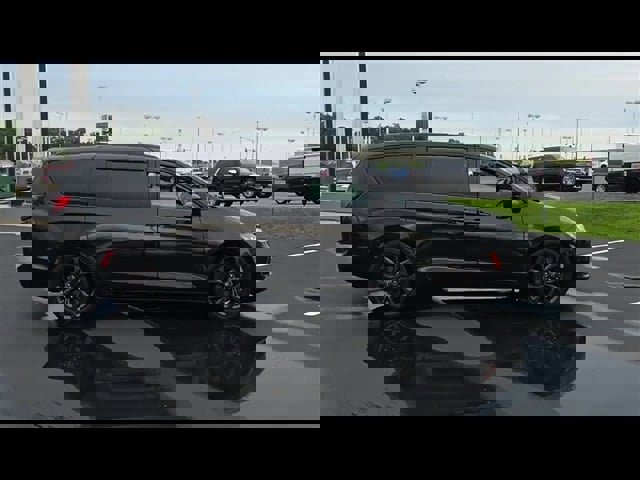 Used 2020 Chrysler Pacifica Touring-L Plus w/ S Appearance Package image 9