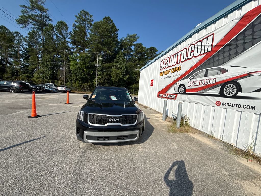 Used 2024 Kia Telluride EX w/ EX Captain's Chair Package FWD image 3