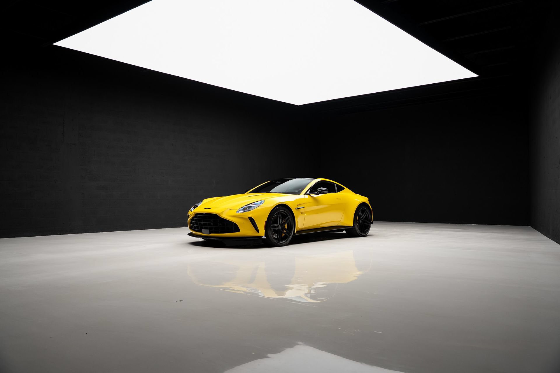 Used 2025 Aston Martin V8 Vantage Coupe RWD image 70