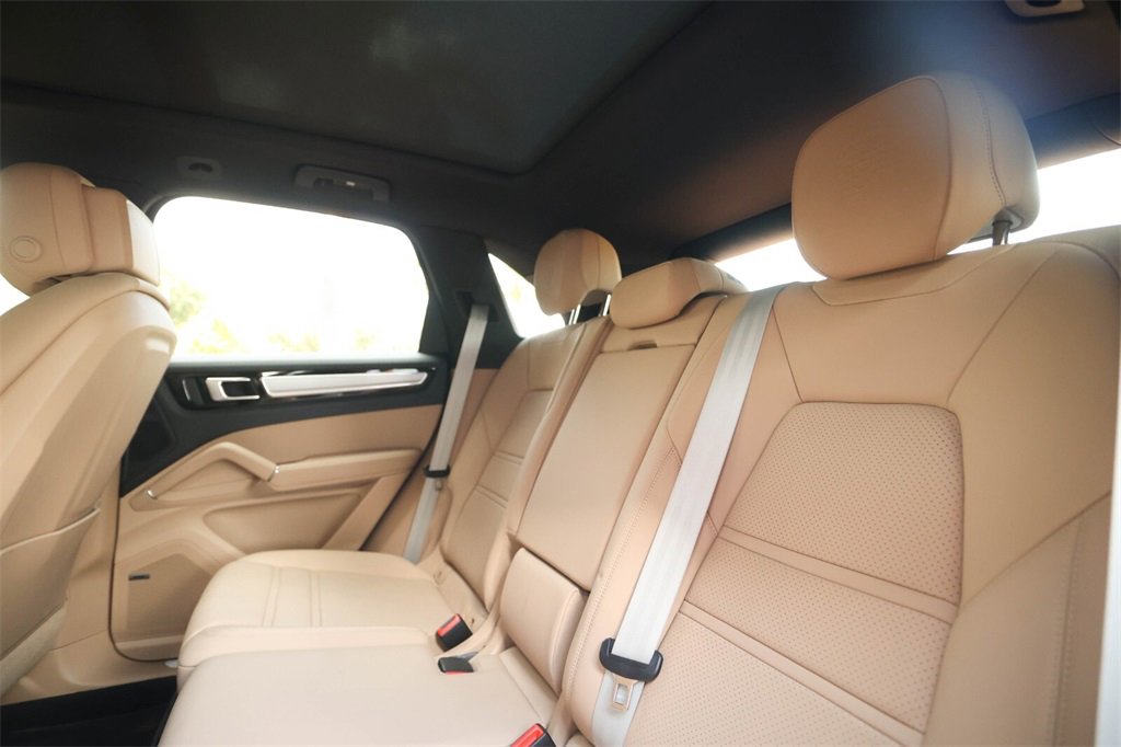 Used 2022 Porsche Cayenne Platinum Edition image 37