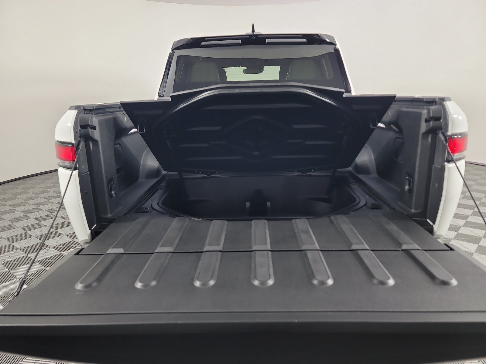 Used 2024 Rivian R1T Adventure AWD/4WD image 15