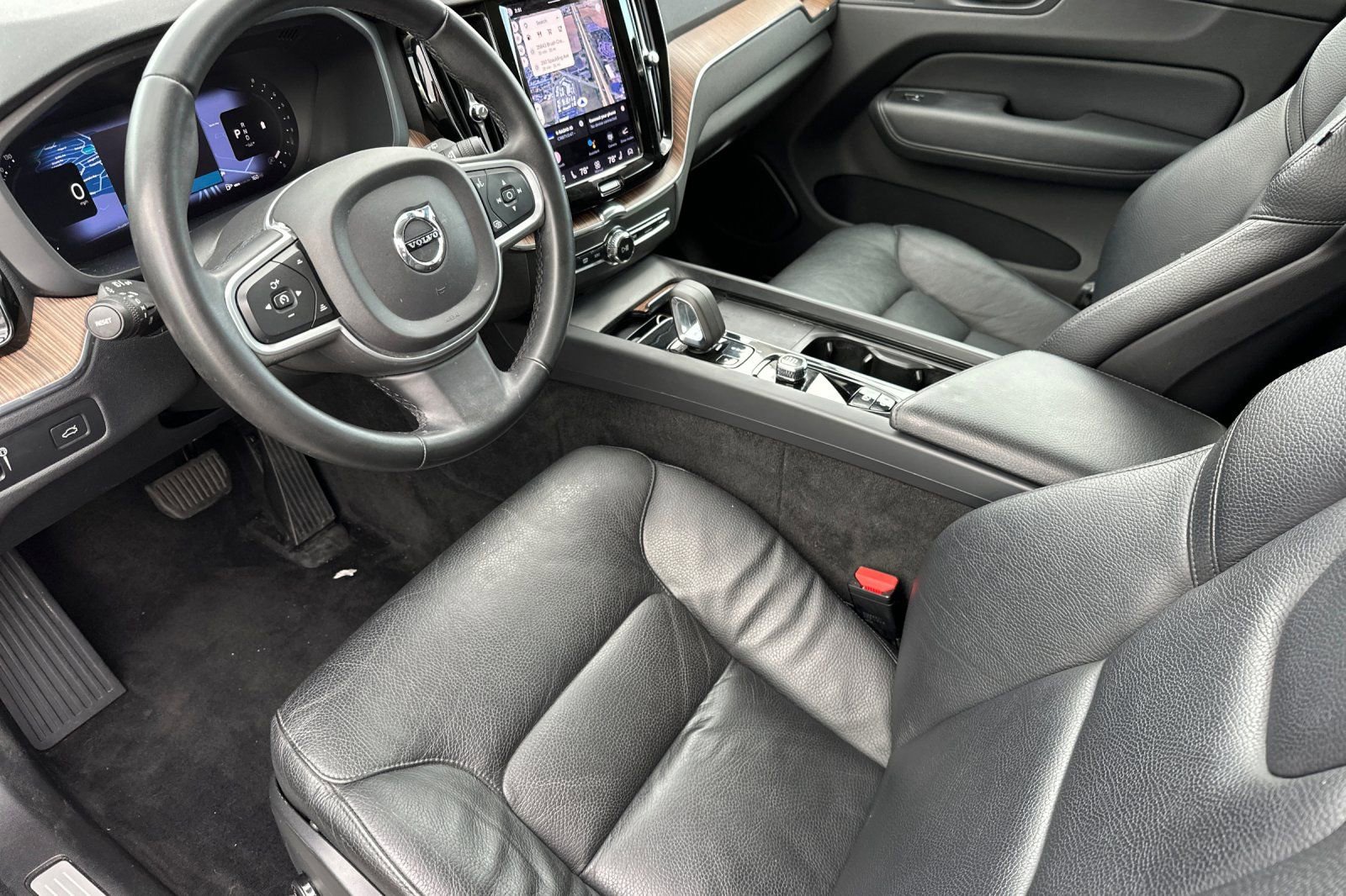 Used 2022 Volvo XC60 B5 Momentum w/ Advanced Package image 9