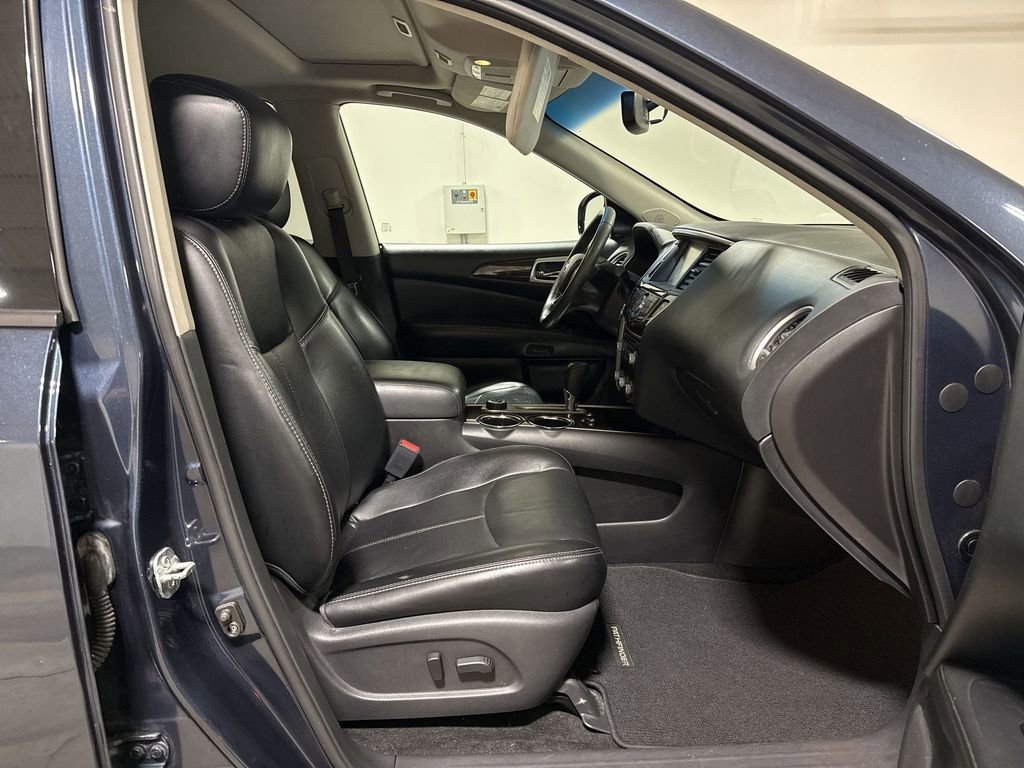 Used 2015 Nissan Pathfinder Platinum w/ Family Entertainment Package AWD/4WD image 23