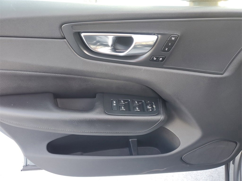 Used 2020 Volvo XC60 T5 Momentum w/ Protection Package Premier image 19