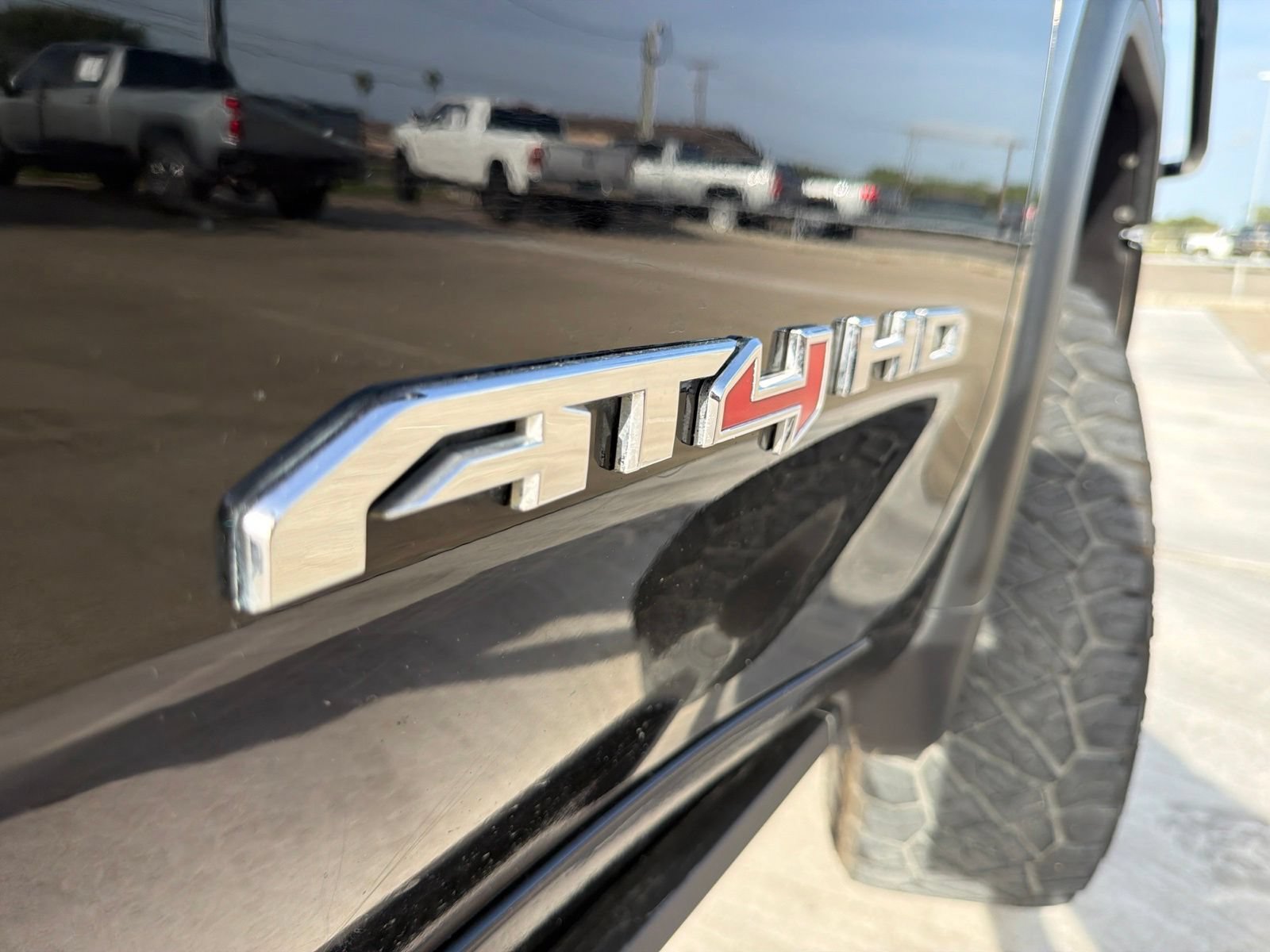 Used 2022 GMC Sierra 2500 AT4 w/ AT4 Preferred Package AWD/4WD image 8