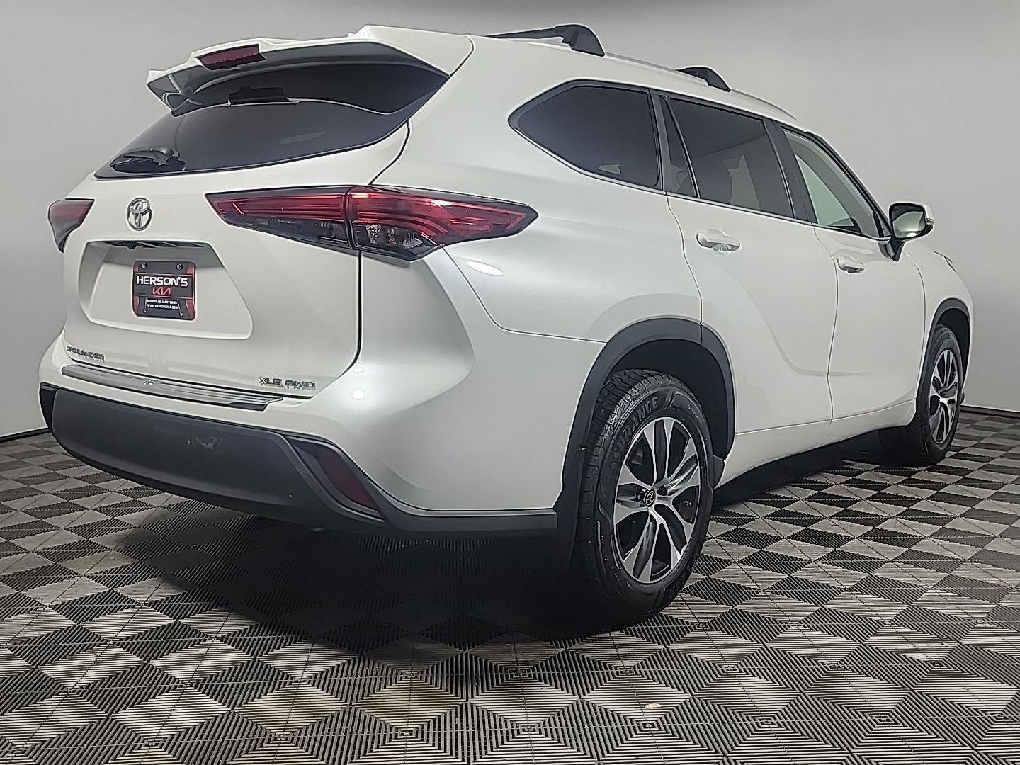 Used 2023 Toyota Highlander XLE AWD/4WD image 3