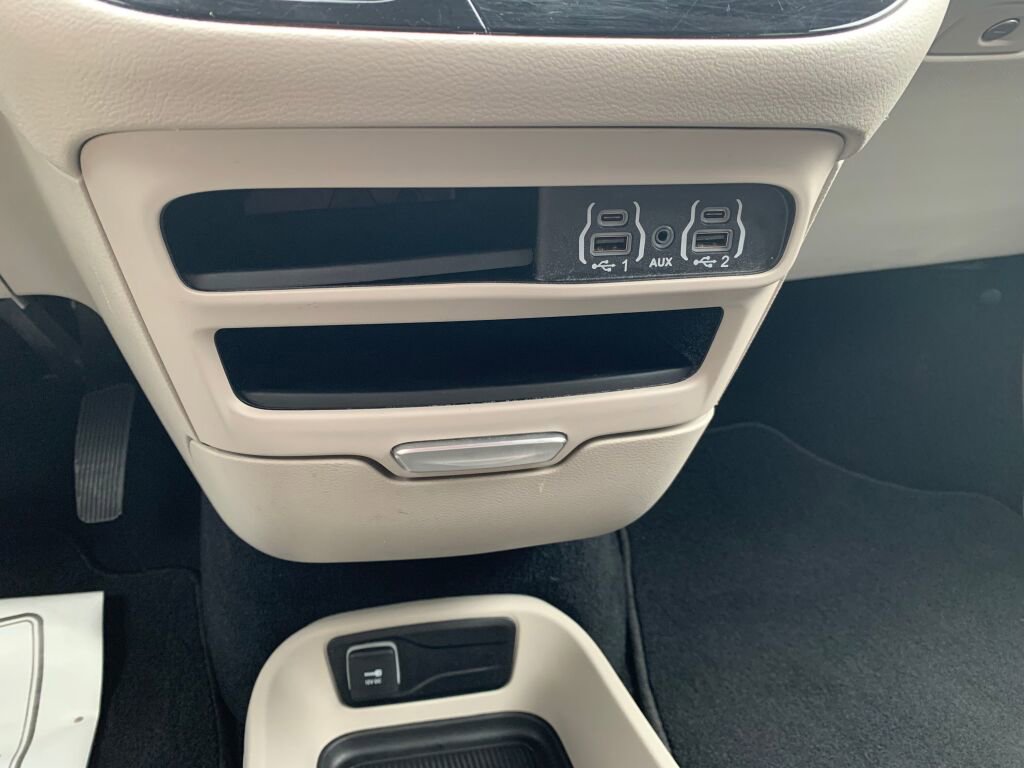 Used 2024 Chrysler Pacifica Touring-L image 20